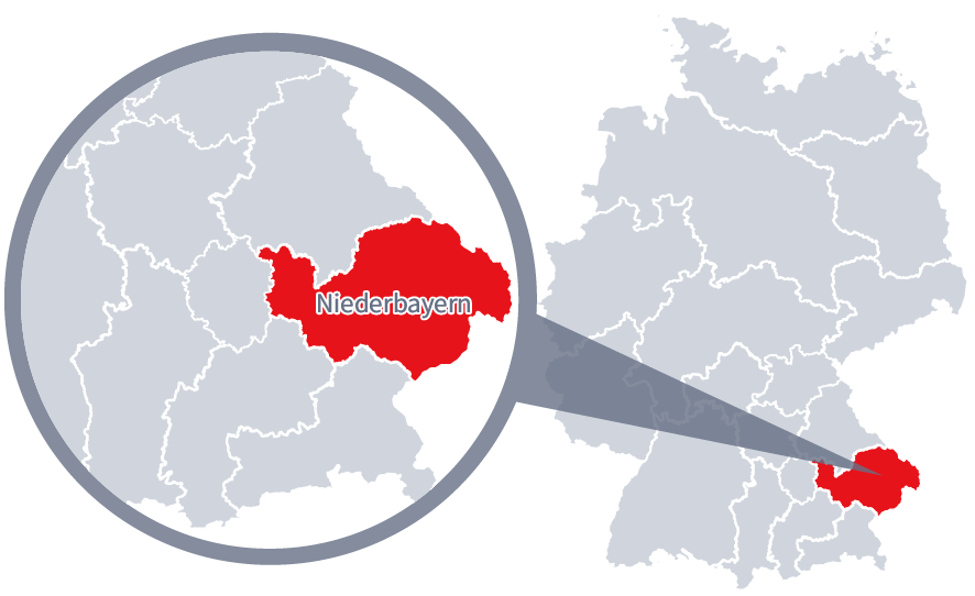 Diese Grafik zeigt eine Karte von Deutschland mit einer detaillierten Ansicht der Region Niederbayern. Niederbayern ist in Rot hervorgehoben und liegt im südlichen Teil Deutschlands. Ein Lupensymbol vergrößert diesen Bereich, um die Lage genauer darzustellen. 