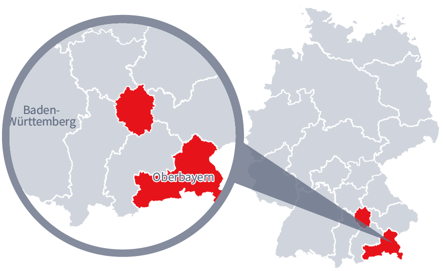 Diese Grafik zeigt eine Karte von Deutschland mit einer detaillierten Ansicht der Region Oberbayern. Oberbayern ist in Rot hervorgehoben und liegt im südlichen Teil Deutschlands. Ein Lupensymbol vergrößert diesen Bereich, um die Lage genauer darzustellen. 