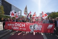 Die DGB-Vorsitzende führt einen Demonstrationszug in Chemnitz an und hält mit anderen Teilnehmer*innen ein Banner mit der Aufschrift "Mach dich stark mit uns"